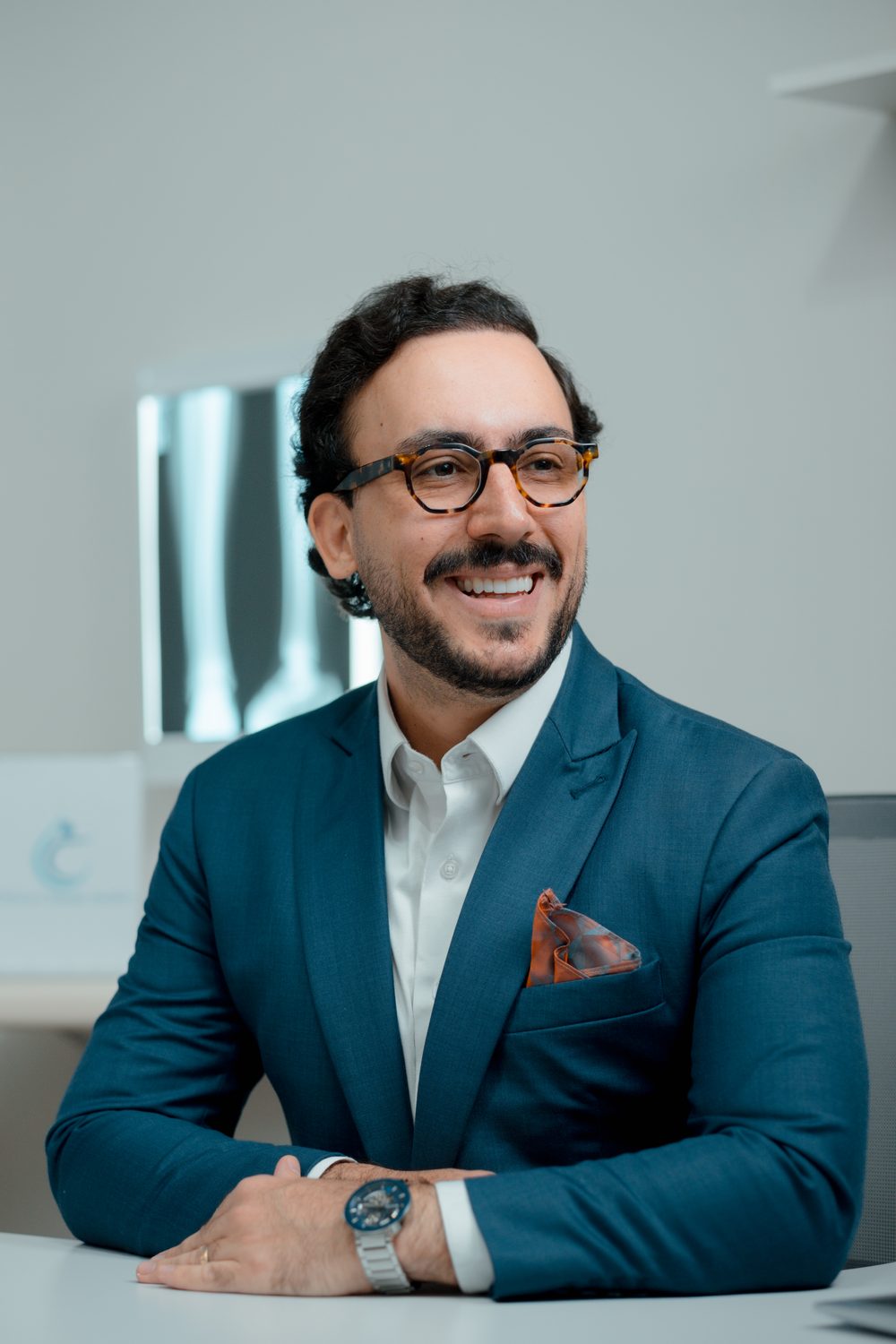 Dr. Pedro Guilarducci em seu consultório